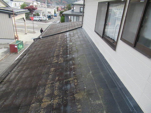 富士吉田市でスレート屋根の破損やカケ・藻やコケを確認した屋根調査